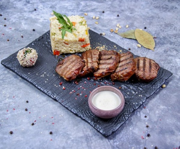 Стейк ризотто с соусом рокфор